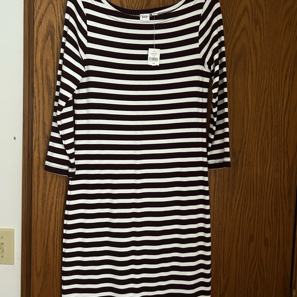 GAP Monochrome Striped 3/4 Sleeve Dress Burgandy/White in color